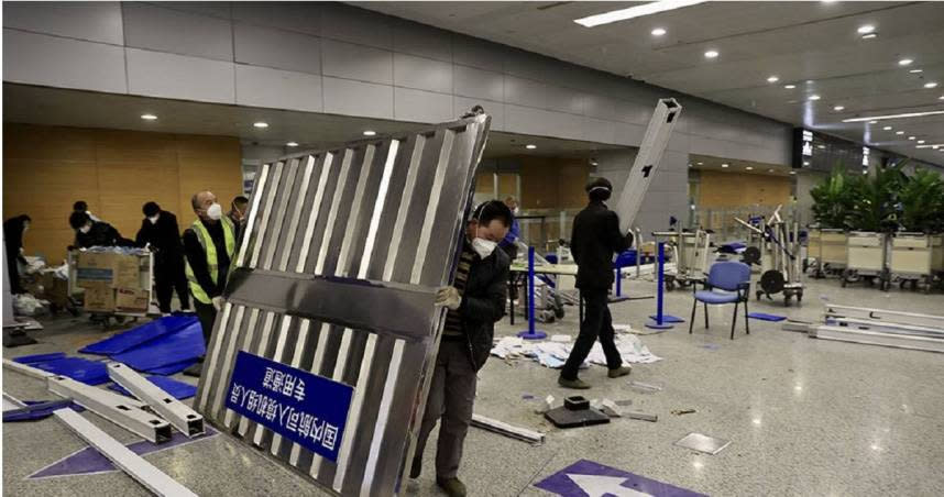 上海浦東機場有工人在拆除防疫設施。（圖／澎湃新聞）