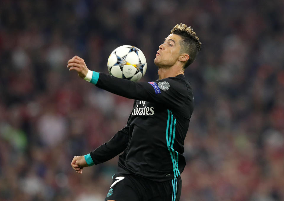 <p>Peu en vue ce soir sur la pelouse de l’Allianz-Arena, CR7 croit tenir son but du jour (71e). Mais l’arbitre refuse la belle volée du Portugais qui a contrôlé le ballon avec le bras. (Crédit Getty) </p>