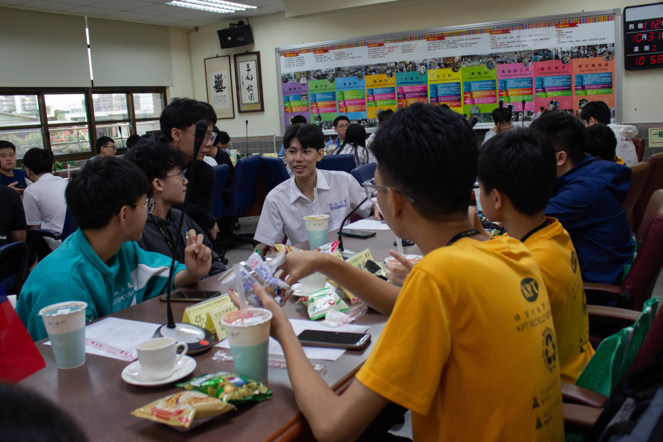 松山工農學生和馬來西亞學生一起享用臺灣道地零食和手搖飲，互動熱絡