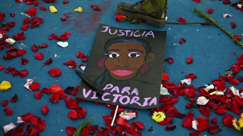 Protesta con un cartel de justicia para victoria.