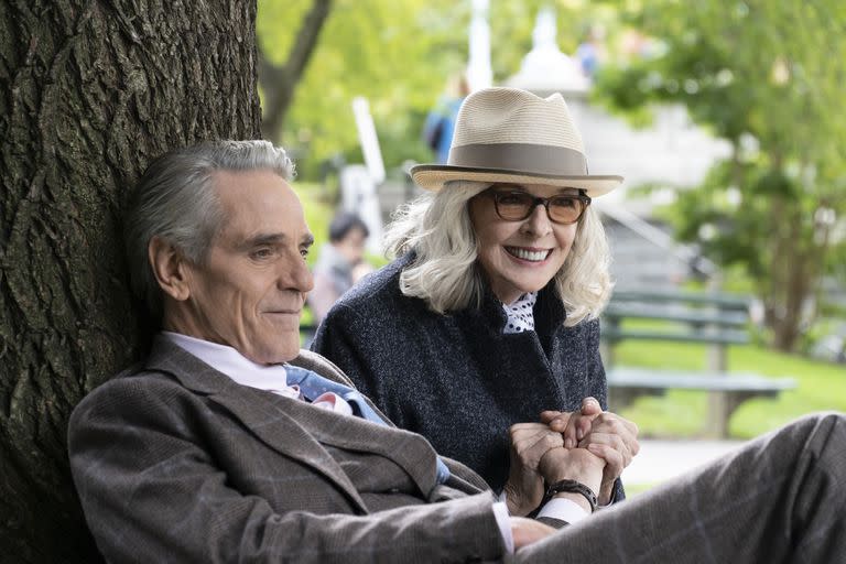 Jeremy Irons es un wedding planner muy estricto que se enamora tras una cita a ciegas con el personaje de Diane Keaton en Amor, Bodas y otros desastres