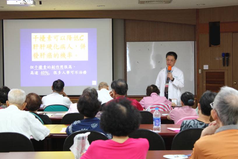 羅清池醫師向民眾講解c肝新知。〔圖／聖馬提供2017.07.30〕