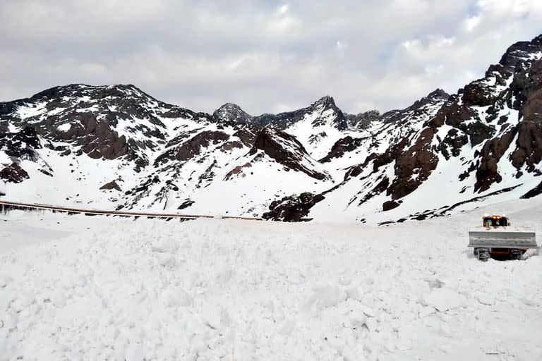 Un intenso temporal de nieve bloqueó el paso internacional, que está cerrado hace dos semanas