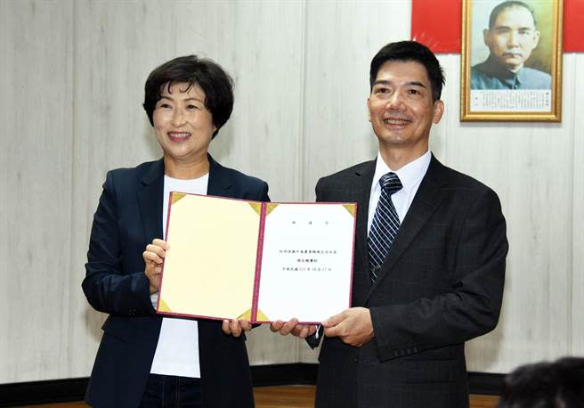 新任台東縣衛生局長孫國平布達儀式，由縣長饒慶鈴主持。（莊哲權攝）