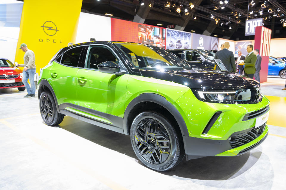 Kleinwagen mit origineller, zweifarbiger Optik: Der Opel Mokka-e (Bild: Sjoerd van der Wal/Getty Images)