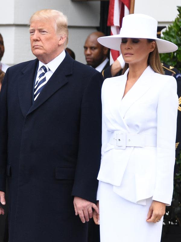 Presiden AS Donald Trump bersama istrinya Melania Trump saat menerima kunjungan Presiden Prancis Emmanuel Macron dan istrinya Brigitte Macron di Gedung Putih, Washington (24/4). (AFP/Jim Watson)
