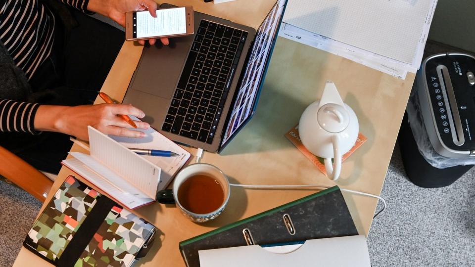 Ein Frau arbeitet im Homeoffice. Die Unternehmen spüren zunehmend Druck, mehr Arbeit von zu Hause möglich zu machen.