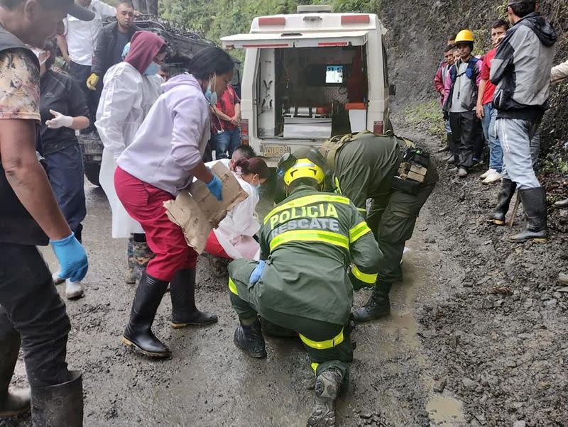 Landslide buries bus in Pueblo Rico, Colombia