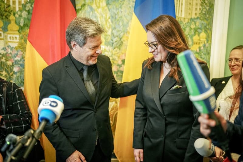 Robert Habeck (L), German Economy Minister, and Julia Svyrydenko, First Deputy Prime Minister and Minister of Economic Affairs of Ukraine, hold a press conference after meeting with business representatives.  Kay Nietfeld/dpa