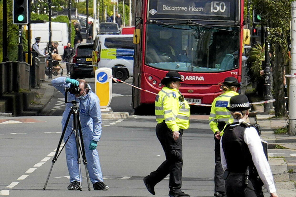 Un homme armé d'une épée a blessé quatre personnes et tué un  adolescent dans l'est de Londres ce mardi 30 avril 2024.  - Credit:Jordan Pettitt/AP/SIPA