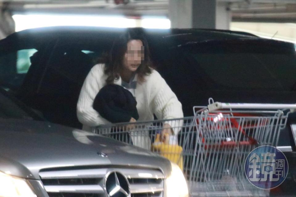 本刊直擊張國煒的前妻蔡菁珊逛大賣場，貼心先讓家人上車，再自己搬貨上車。