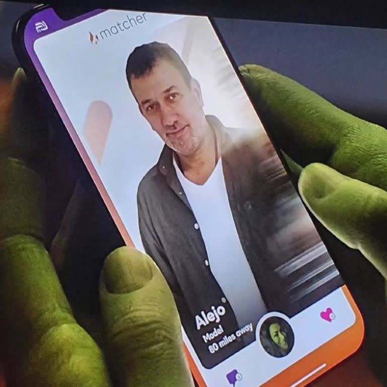 Alejo García Pintos y su aparición en la pantalla del celular del personaje de She-Hulk, del Universo Marvel