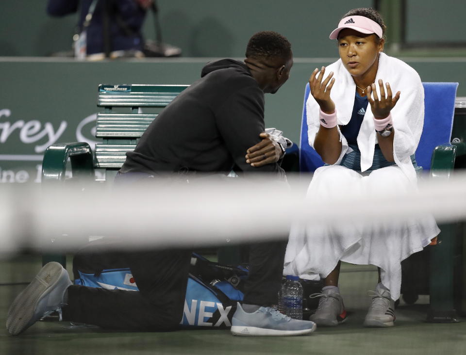 Naomi Osaka dialoga con su actual entrenador, Jermaine Jenkins, durante el juego frente a la francesa Kristina Mladenovic por el Masters 1000 de Indian Wells. EFE/EPA/JOHN G. MABANGLO