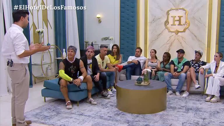 Así fue el momento que Chino Leunis les anunció a los participantes de El Hotel de los Famosos 2 que apartaron a Juan Martino