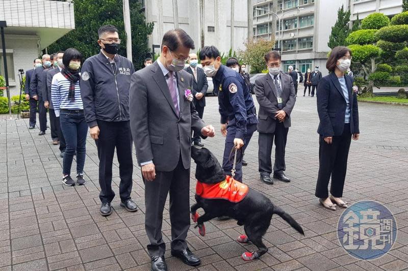 務署緝毒犬登場演練緝毒過程，由調查局長王俊力與關務署署長謝鈴媛等來賓實際參與。