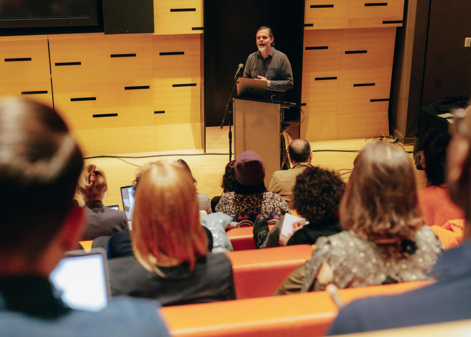 Lance Weiler, un converso a la inteligencia artificial que dirige el Laboratorio de Narración Digital de la Escuela de Artes de la Universidad de Columbia, habla con sus alumnos en el Elinor Bunin Munroe Film Center del Lincoln Center de Nueva York, el 20 de marzo de 2023. (Timothy O