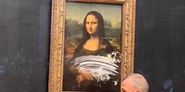 Hombre disfrazado avienta pastel a la Mona Lisa de Leonardo da Vinci 