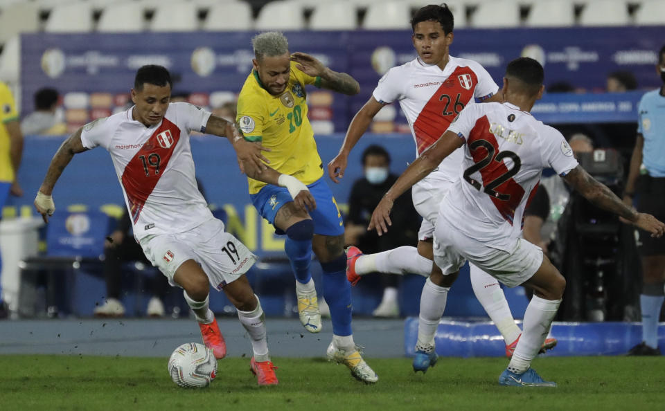 El delantero brasileño Neymar (centro) se abre paso entre jugadores de Perú en las semifinales de la Copa América, el lunes 5 de julio de 2021, en Río de Janeiro. (AP Foto/Bruna Prado)