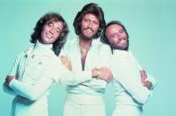 Ihr langjähriger großer Erfolg gilt indes als gesichert, zudem dürfen sich (von links) die Brüder Robin, Barry und Maurice Gibb als erfolgreichste Familienband der Welt bezeichnen: 120 Millionen Tonträger sollen die Bee Gees im Lauf ihrer Karriere verkauft haben. (Bild: Michael Ochs Archives / Getty Images)