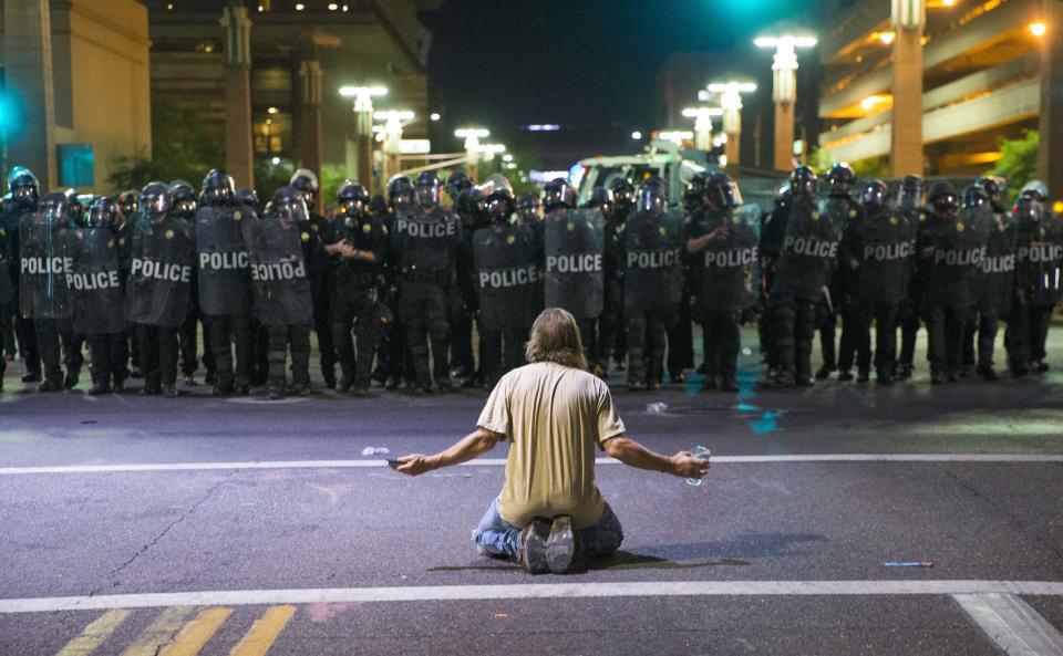 <p>In Phoenix konfrontiert ein Trump-Gegner eine Gruppe von Polizisten. Zuvor hatte der US-Präsident im nahegelegenen Phoenix Convention Center eine Rede vor Anhängern gehalten. (Bild: ddp/ Michael Chow/The Arizona Republic via USA TODAY NETWORK) </p>