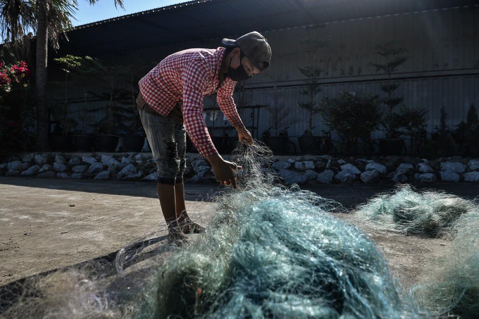 <p>El proyecto Net Free Seas ha conseguido reutilizar 15 toneladas de redes de pesca usadas en su primer año. (Foto: Lillian Suwanrumpha / AFP / Getty Images).</p> 