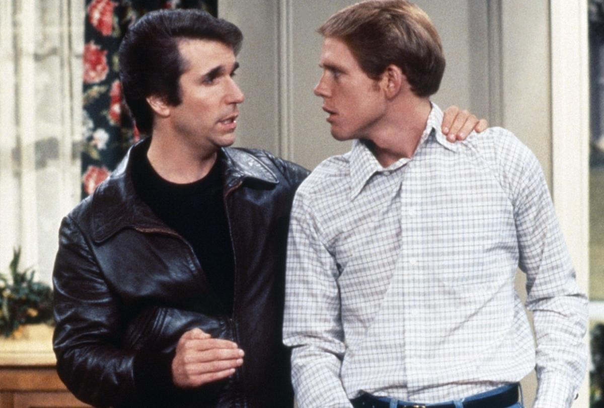 Ron Howard and Henry Winkler revisit a popular hangout on the Emmy stage – watch video