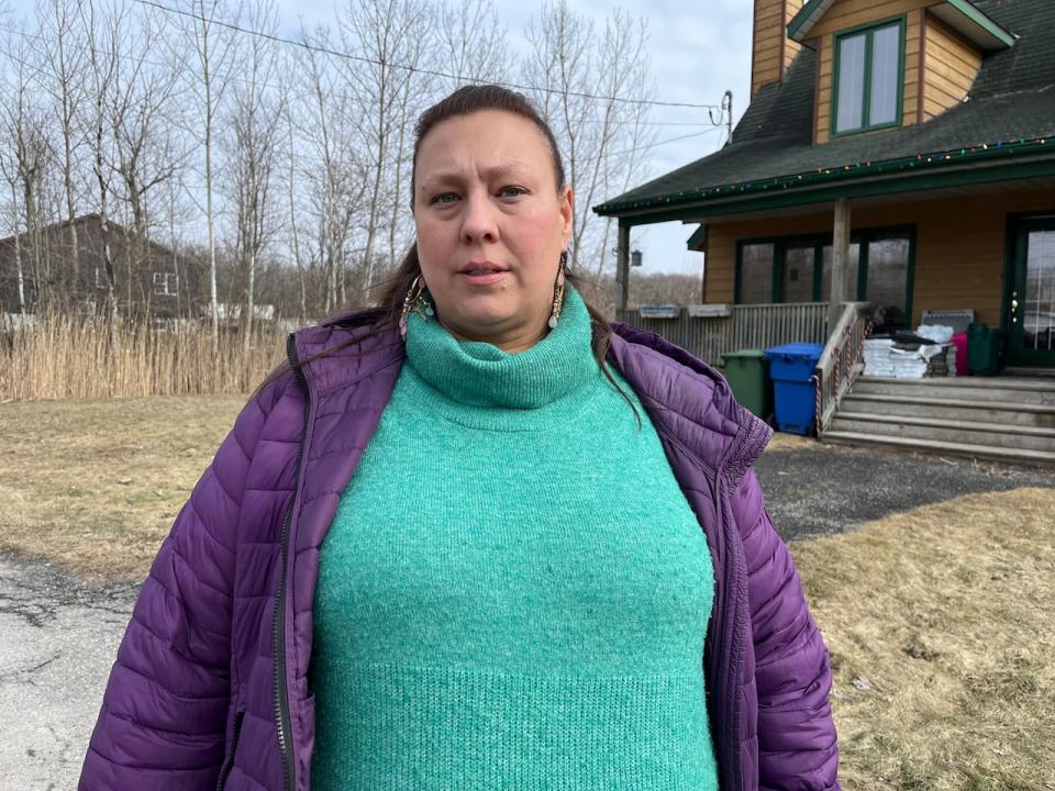 Mary Lee Armstrong and her family have temporarily moved out of their home near the Suzanne River in Kahnawà:ke due to the presence of hydrocarbons fumes.