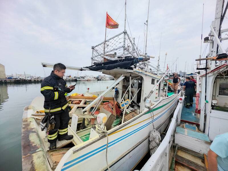 澎湖籍漁船炊食不慎引氣爆（1） 一艘泊靠在馬公第三漁港的澎湖籍「益滿宏」號漁 船，23日上午伍姓船主在炊食時，疑似發生瓦斯氣 爆，造成船主多處燒燙傷，緊急申請後送本島治療。 澎湖消防局獲報前往救援，有關爆炸原因及財損，由 消防局派員調查釐清中。 （澎湖消防局提供） 中央社  113年4月23日 