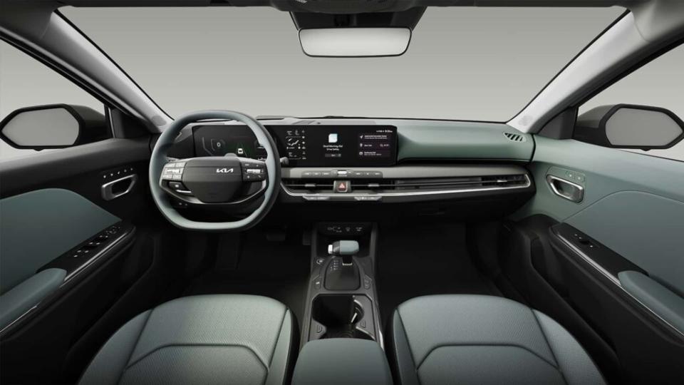 車內的鋪陳也採用新世代風格，雙螢幕的配置加上運動感十足的方向盤都非常受到期待。(圖片來源：Kia)