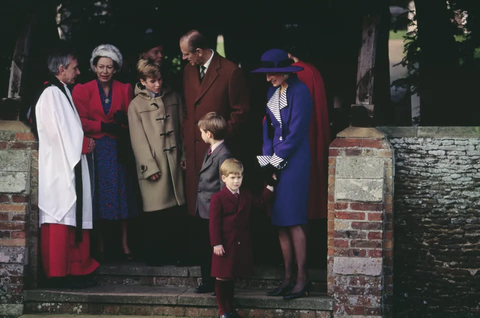 William und Harry nehmen 1990 zusammen mit Prinzessin Diana, Prinzessin Margaret und Prinz Philip am Weihnachtsgottesdienst in Sandringham teil. (Getty Images)