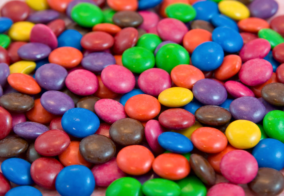 Das halbe Süßwaren-Regal im Supermarkt ist voll mit Produkten aus dem Nestlé-Imperium. (Bild: Getty Images)