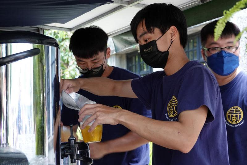 安坑輕軌通車活動市集開幕　嘗鮮青農蔬菜、好茶、羊乳