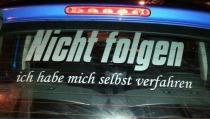 <p>Immerhin ehrlich ist dieser Autofahrer: Mit dem Heckscheibensticker „Nicht folgen! Ich habe mich selbst verfahren“ nimmt er sich einfach selbst auf die Schippe und teilt zugleich gegen Leute aus, die ihm etwas zu dicht auf die Pelle rücken. (Bild: Twitter/Schmitt_Yvonne) </p>