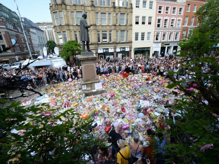 Manchester attack vigil ends with grieving crowd singing 'Don't Look Back in Anger'