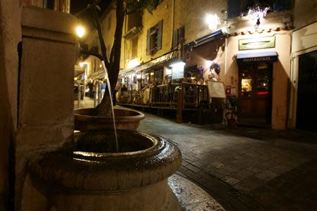 A view of restaurants in the Suquet, old city area in Cannes, in this April 25, 2007 file picture. REUTERS/Eric Gaillard/Files