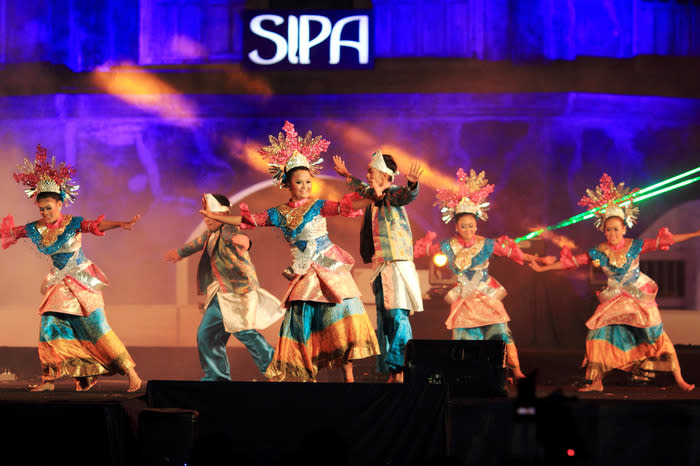 Riau dancers: The traditional Tandak Mendue Muke dance by performers from the Seni Angsana dance studio from Karimun, Riau Islands.