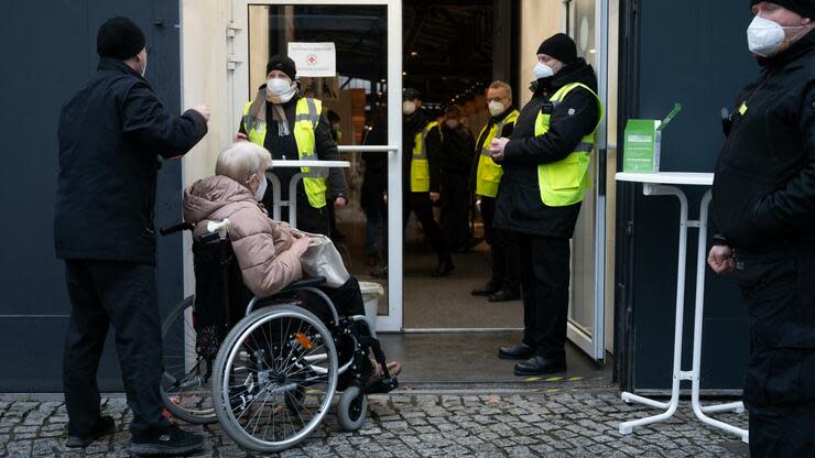 04.01.2021, Berlin: Eine Frau im Rollstuhl steht vor dem Impfzentrum in der Treptow Arena für die Impfung gegen das Corona-Virus an. Foto: Christophe Gateau/dpa +++ dpa-Bildfunk +++ Foto: dpa