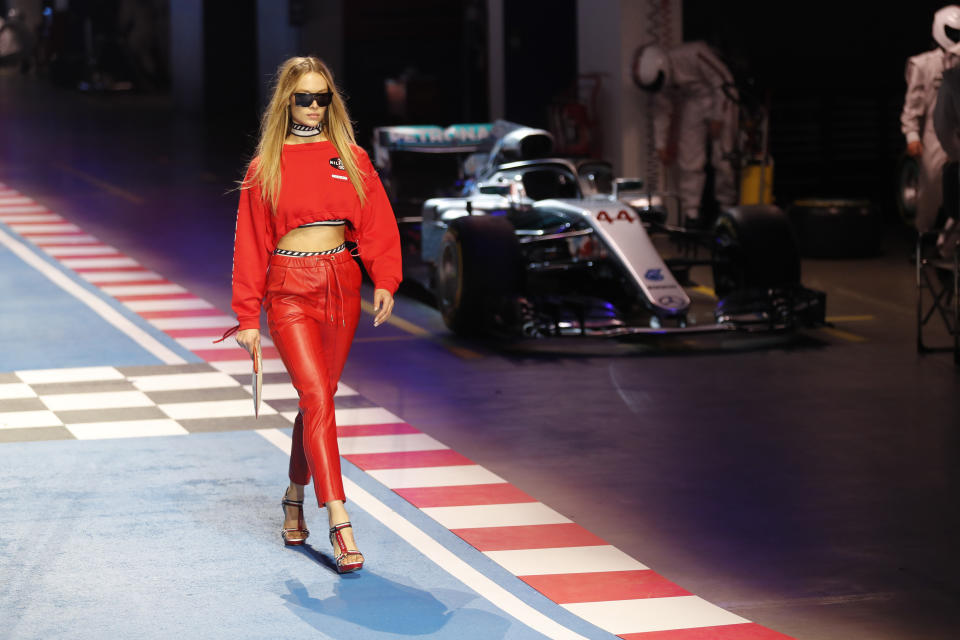 <p>Rennsport-Motto-Party: Für die Show von Tommy Hilfiger wurden Formel-1-Wagen auf den Laufsteg gefahren. Während Models die Kollektion präsentierten, hantierten Techniker im Hintergrund an den Wagen herum. (Bild: Miguel Medina/AFP/Getty Images) </p>