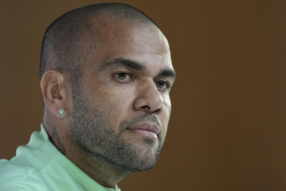 En esta imagen de archivo, el futbolista brasileño Dani Alves escucha una pregunta durante una conferencia de prensa antes de un partido del Grupo G del Mundial de Qatar entre Brasil y Camerún, en Doha, Qatar, el 1 de diciembre de 2022. (AP Foto/Andre Penner, archivo)