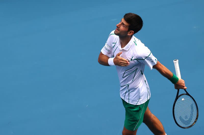 Novak Djokovic celebra su victoria sobre el argentino Diego Schwartzman en Melbourne Park