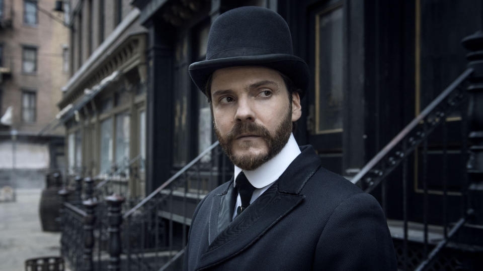 Daniel Brühl darf sich für seine Rolle in “The Alienist” über seine zweite Golden-Globe-Nominierung freuen. Schon für seine Rolle in dem Spielfilm “Rush” war er nominiert gewesen (Bild: TNT)