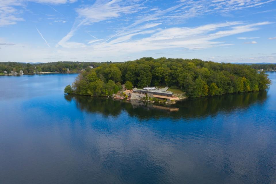 <p>Mahopac fa parte dalla contea di Putnam. Il lago è incontaminato in una delle zone ‘nascoste’ dello Stato di New York.<br>(foto di DOUGLAS ELLIMAN / CATERS) </p>