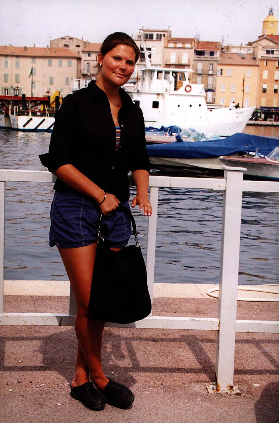 <p><span>Urlaub muss auch mal sein – und doch sind die Fotografen für den Adel nie fern. Victoria versuchte 1999, in Saint Tropez zu entspannen. In den Adel hineingeboren, zeigte sie sich immer geduldig und posierte freundlich für die Kameras.</span> </p>
