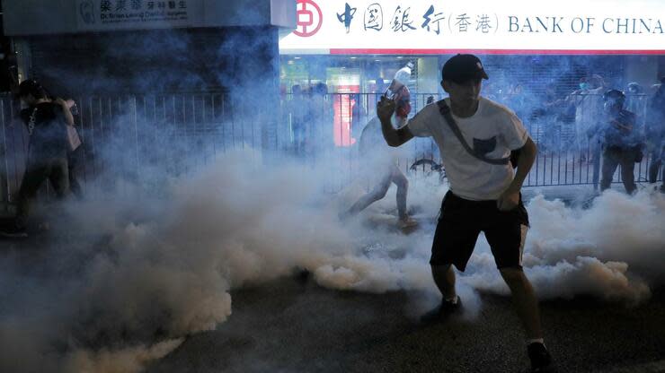 Die örtliche Polizei muss sich mit teilweise gewalttätigen Protesten auseinandersetzen. Die Demonstranten fürchten eine engere Anbindung an China. Foto: dpa