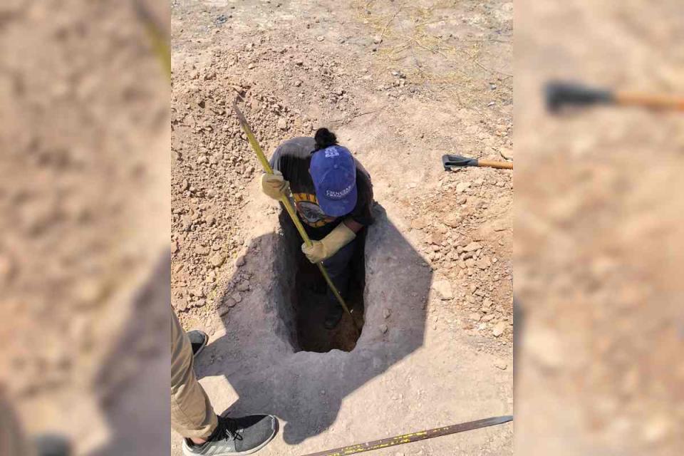 Una mujer excava en la búsqueda de sus seres queridos desaparecidos.