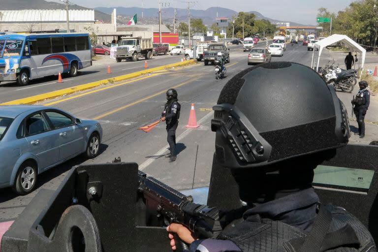 La policía estatal mantiene un puesto de control de seguridad en la entrada de Chilpancingo, México (Archivo)