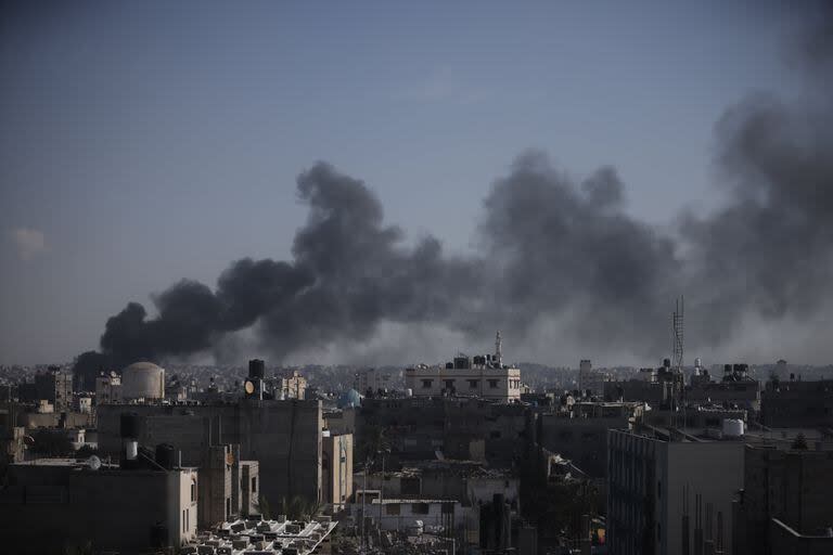 Humo en Khan Yunis tras un ataque de Israel de este sábado (AP Photo/Mohammed Dahman)