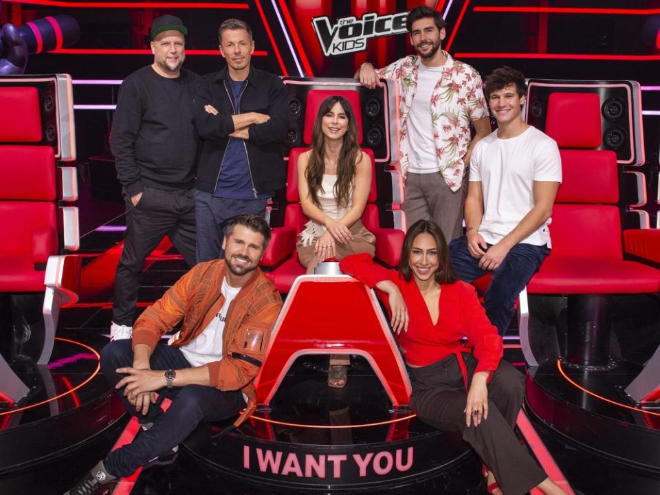 Das "The Voice Kids"-Team besteht aus den Coaches Smudo, Michi Beck, Lena Meyer-Landrut, Alvaro Soler und Wincent Weiss (v.li., hinten) sowie den Moderatoren Thore Schölermann und Melissa Khalaj (vorne). (Bild: SAT.1 / André Kowalski)