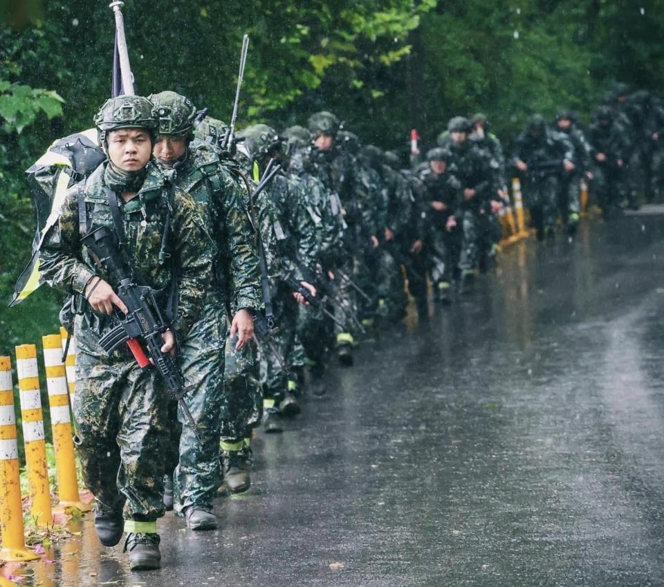 國軍肩負保家衛國責任，義務役役男不但服役時間將延長，薪資也傳出將大幅從現行的6500元，一口氣調高至2萬元以上，讓役男安心為國付出。   圖：翻攝自國防部發言人臉書