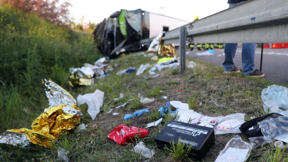 Der Fernbus war von der mittleren Fahrspur nach rechts abgekommen und an der Böschung auf die Seite gekippt. Foto: Jan Woitas